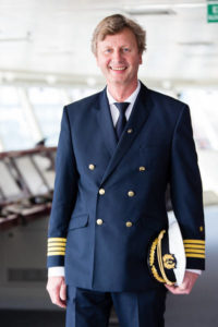 Ulf Wolter, aktuell Kapitän der EUROPA 2, übernimmt Steuer der HANSEATIC inspiration 