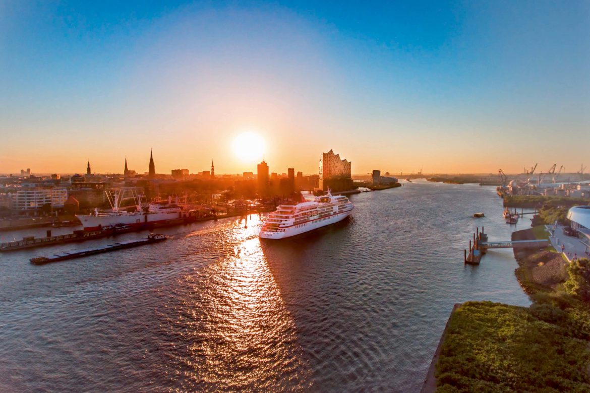 MS_EUROPA_in_Hamburg_Hapag-Lloyd Cruises